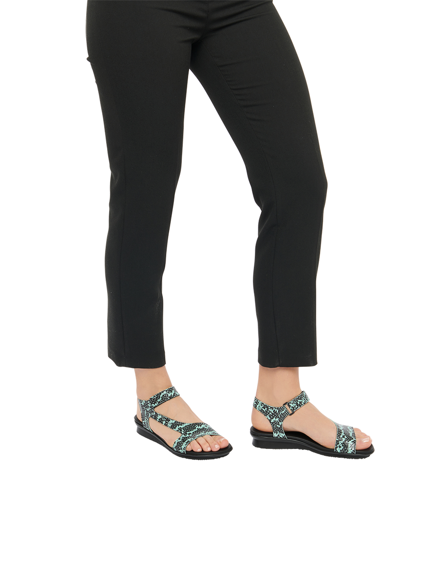 Auhako sandals